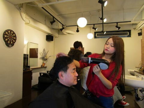 ヘアスタイリストが働いている様子