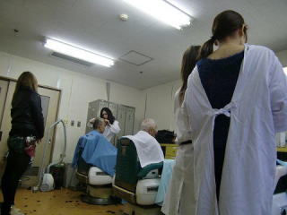 名古屋市内の老人施設で入居者のカットをするスタッフたち